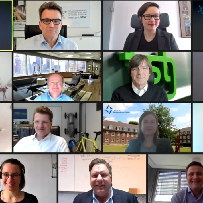 Screenshot von der digitalen Beiratssitzung auf Zoom, der alle Mitglieder und das Team von innocam.NRW in einem Raster zeigt.