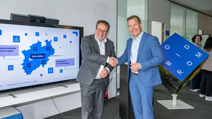 Zwei Männer geben sich die Hand.