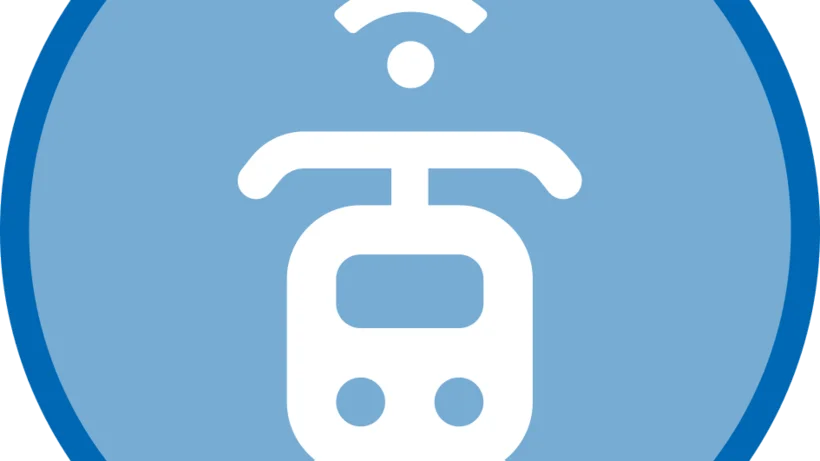 Piktogramm einer Straßenbahn mit WLAN-Symbol über dem Dach, auf blauem Kreis – symbolisiert den Arbeitskreis Schiene.