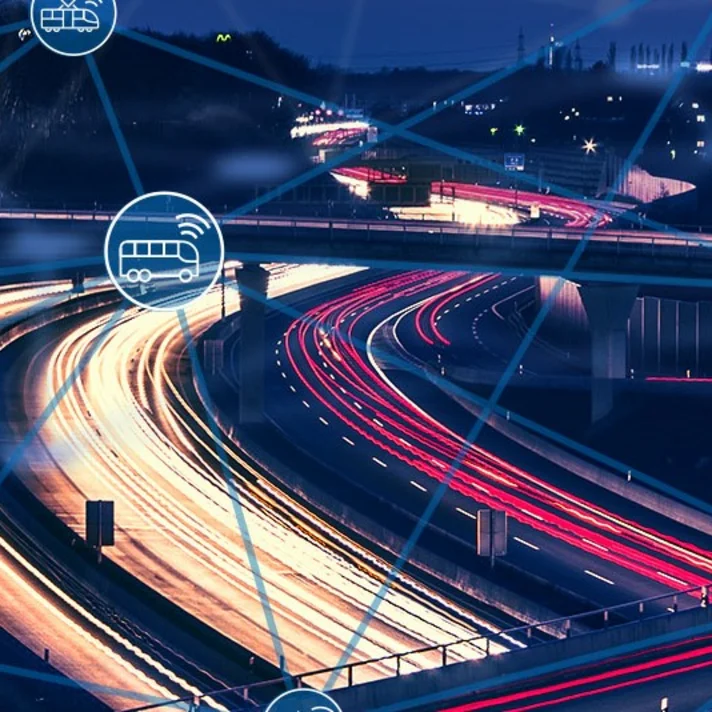 Nächtliche Aufnahme einer stark befahrenen Autobahn mit Lichtspuren von Fahrzeugen. Über das Bild sind transparente Symbole gelegt, die verschiedene Mobilitätsformen und digitale Vernetzung darstellen (z. B. Auto, Bus, Nutzer-Icon, Netzwerkverbindungen). Die Darstellung symbolisiert intelligente Verkehrssysteme oder vernetzte Mobilität.