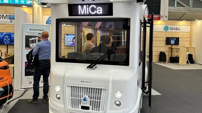 Ein automatisiertes Shuttle der Firma AuveTech von vorne abfotografiert in einer Messeumgebung.