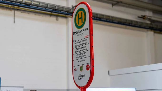 Nahaufnahme eines Haltestellen-Schilds mit Aufschrift „Mobilitätsforum“.