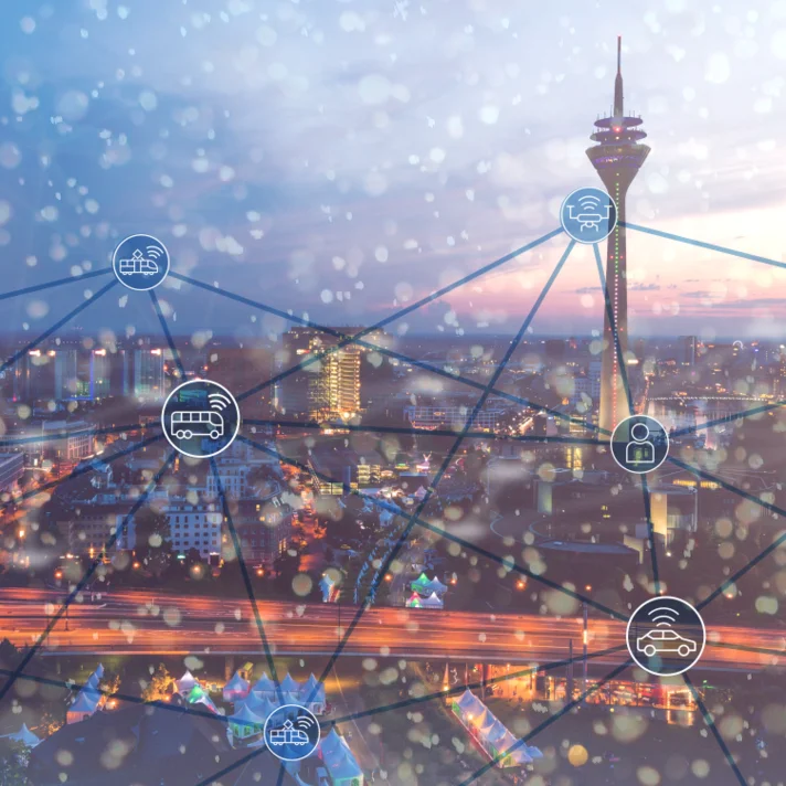 Blick über eine abendliche Stadt mit vernetztem Verkehrsnetz und Symbolen für verschiedene Mobilitätsformen wie Auto, Zug, Flugzeug und Fahrrad.