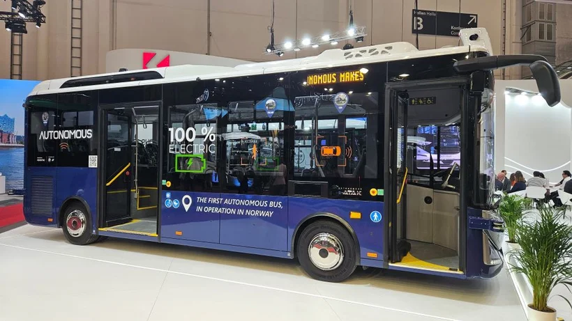 Blauer autonomfahrender Linienbus in der Messehalle.