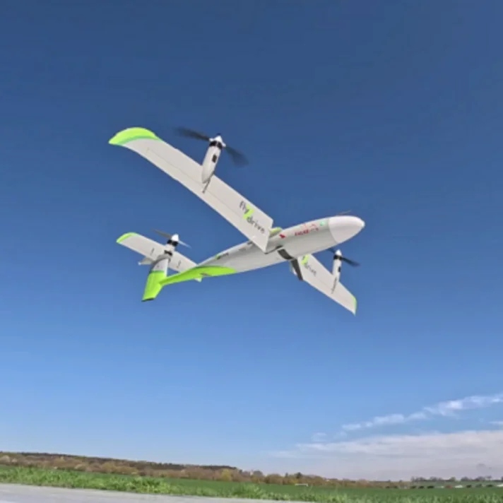 EULE-Drohne im Flug über ein Feld bei blauem Himmel.