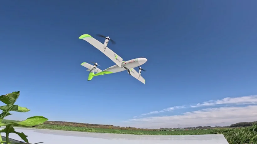 EULE-Drohne im Flug über ein Feld bei blauem Himmel.