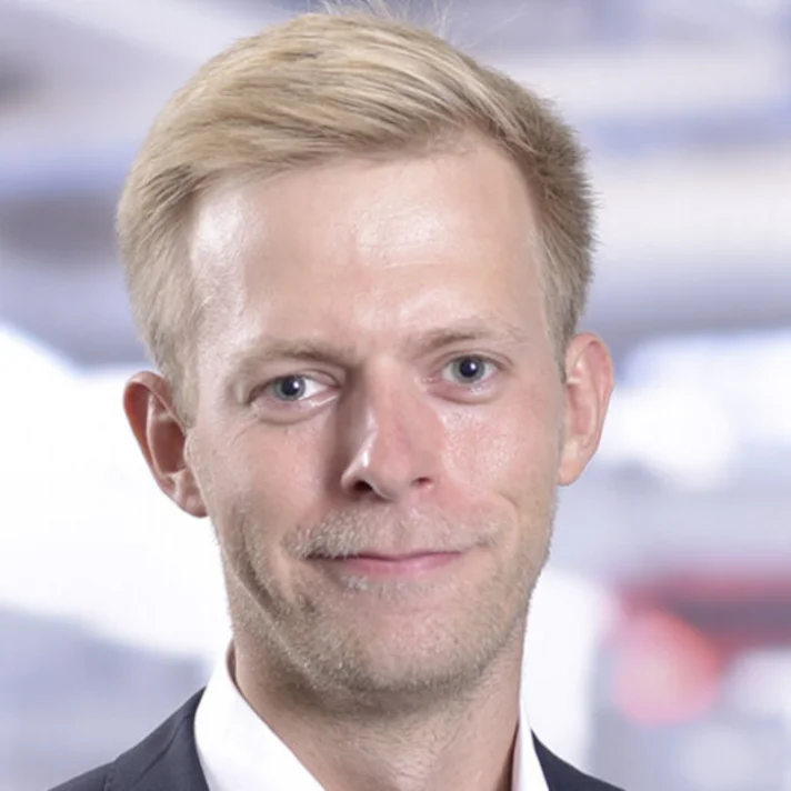 Portrait Raphael van Kempen, lächelnd mit hellblondem Haar.