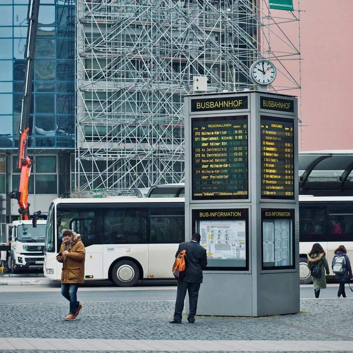 Städtischer Busbahnhof Mit Gerüst und Pendlern