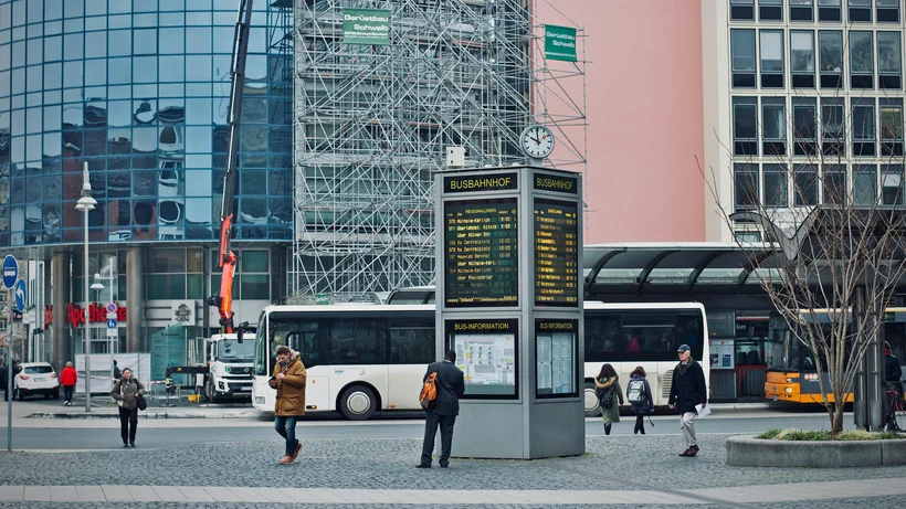 Städtischer Busbahnhof Mit Gerüst und Pendlern