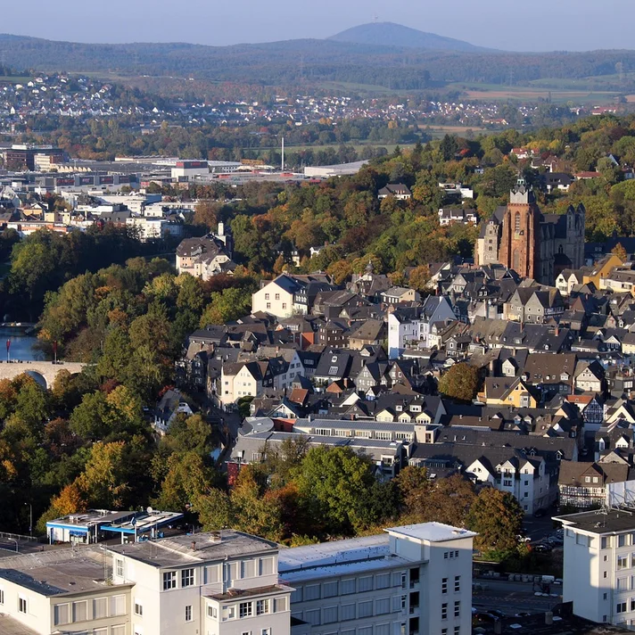 Die Stadt Wetzlar aus der Vogelperspektive bei klarem Wetter am Tag, man sieht Gebäude und Begrünung.