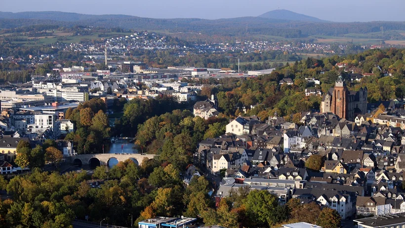 Die Stadt Wetzlar aus der Vogelperspektive bei klarem Wetter am Tag, man sieht Gebäude und Begrünung.