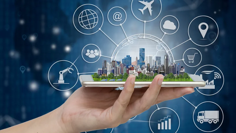 Hand hält Smartphone mit digitaler Stadt und vernetzten Symbolen.