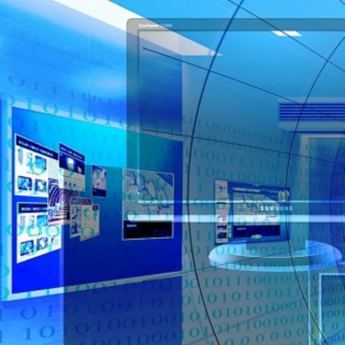 in blau gehaltener, abstrakter Raum mit Bildschirmen, halb-transparenten Ebenen und Daten, die sich in Schichten überlagern und den Fluss von Daten und Informationen visualisieren.