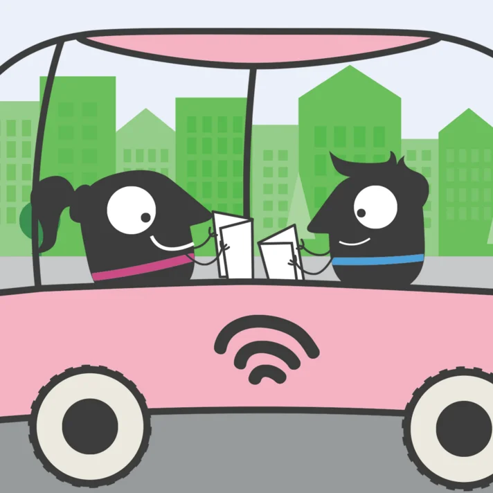 Zwei stilisierte Figuren sitzen in einem pinken, selbstfahrenden Fahrzeug mit WLAN-Symbol, eine weitere Figur fährt mit rotem Helm und rotem Roller auf der Straße, im Hintergrund grüne Gebäude und blauer Text 'EUROPÄISCHE MOBILITÄTSWOCHE 16. - 22. September 2026'