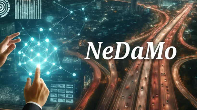 Hand in Anzug zeigt auf ein leuchtendes, vernetztes digitales Netzwerk vor einer nächtlichen Autobahnszene mit fließendem Verkehr, in der Mitte des Bildes steht die Abkürzung NeDaMo.