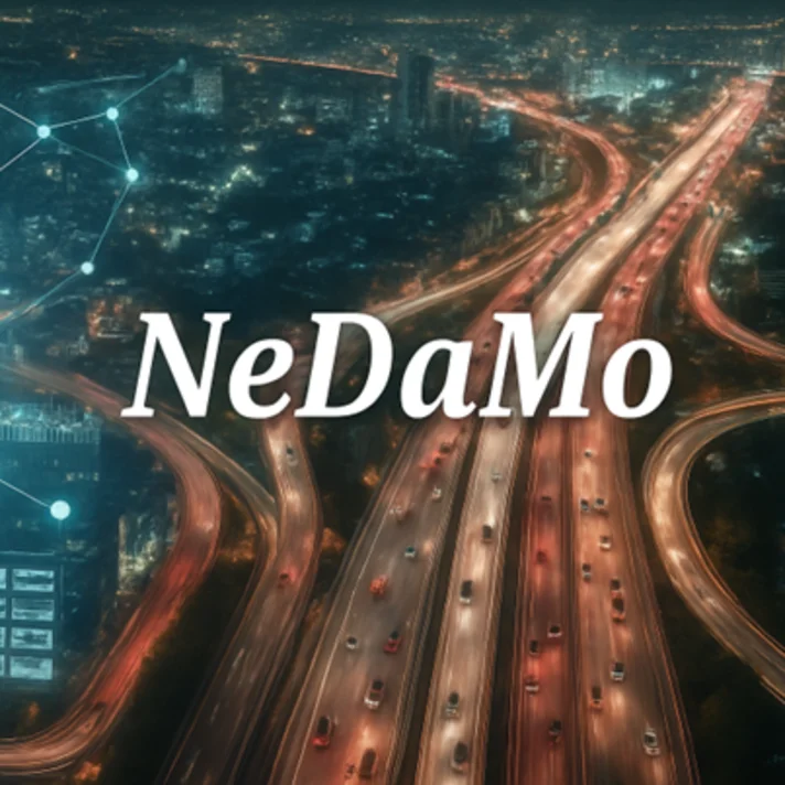 Hand in Anzug zeigt auf ein leuchtendes, vernetztes digitales Netzwerk vor einer nächtlichen Autobahnszene mit fließendem Verkehr, in der Mitte des Bildes steht die Abkürzung NeDaMo.