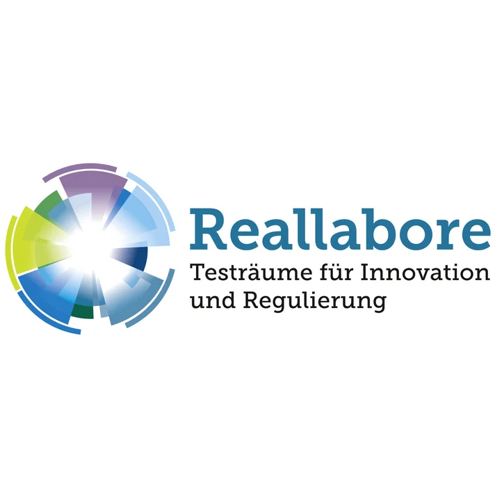 Farbiges Logo mit kreisförmigem, segmentiertem Design links und dem Schriftzug 'Reallabore Testräume für Innovation und Regulierung' rechts