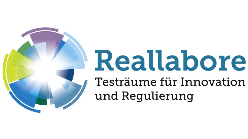 Farbiges Logo mit kreisförmigem, segmentiertem Design links und dem Schriftzug 'Reallabore Testräume für Innovation und Regulierung' rechts
