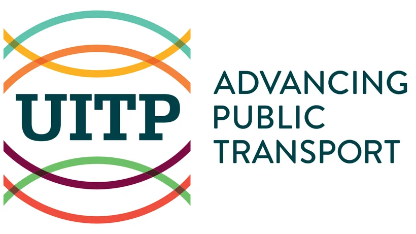 Logo mit den Buchstaben 'UITP' in Großbuchstaben, umgeben von mehreren farbigen, gebogenen Linien, daneben der Text 'ADVANCING PUBLIC TRANSPORT' in Großbuchstaben.