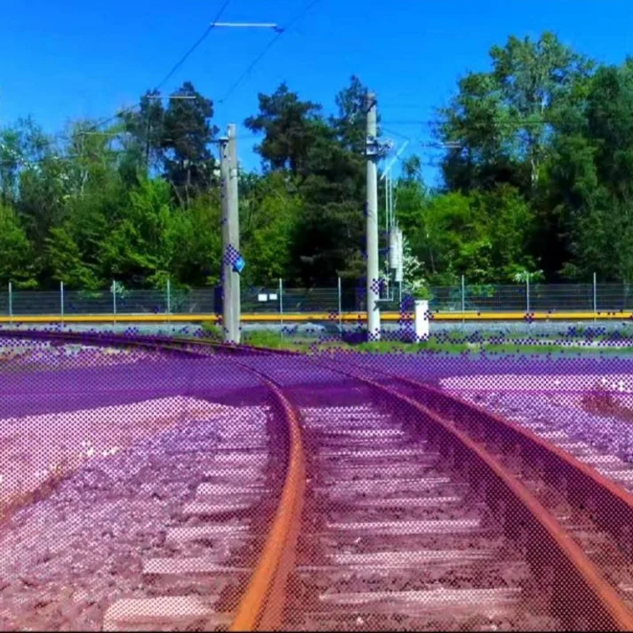 Blick auf zwei sich verzweigenden Bahngleise vor bewaldeter Kulisse mit einem kleinen Kartenausschnitt oben rechts.