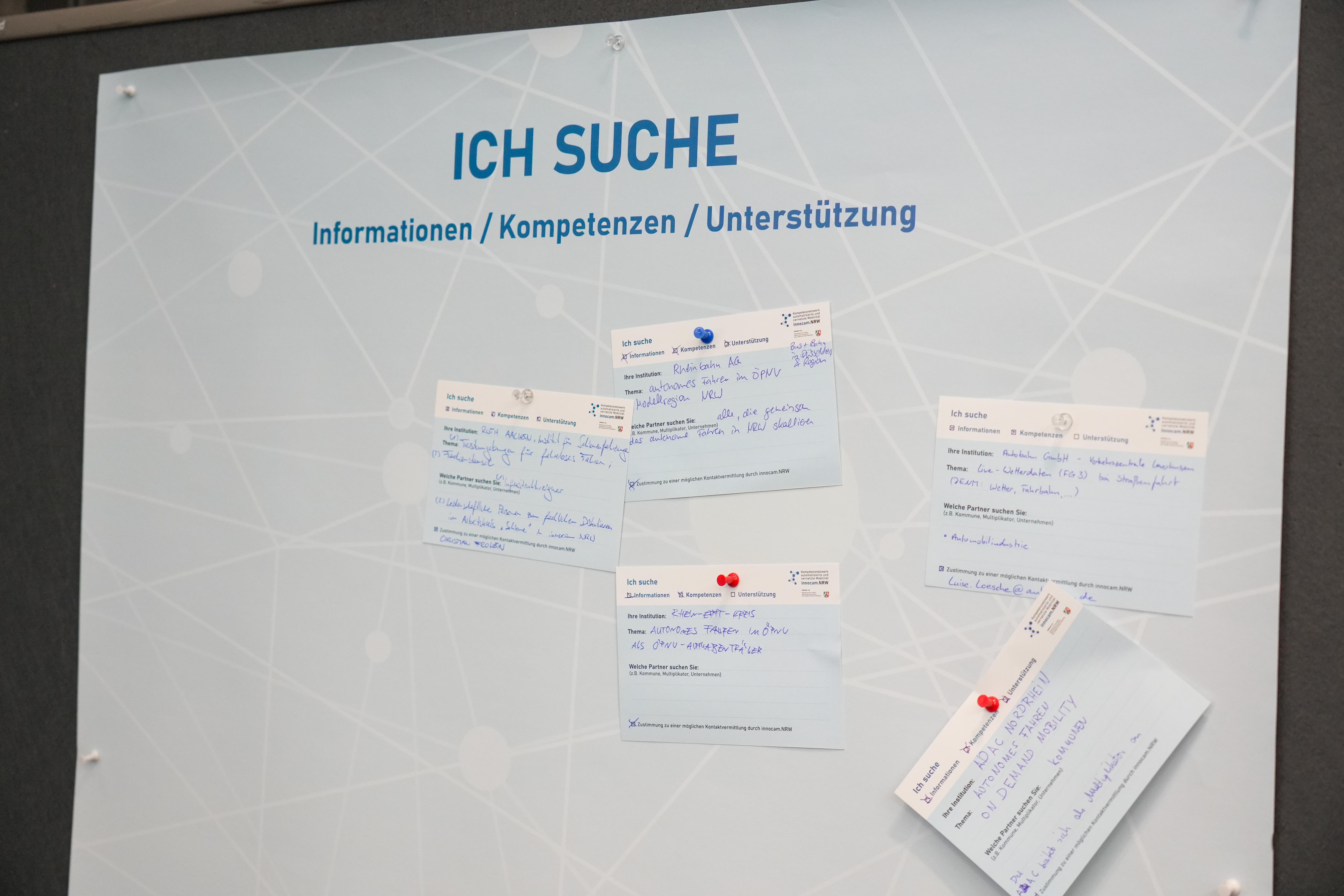 Weiße Pinnwand mit der Überschrift 'ICH SUCHE Informationen / Kompetenzen / Unterstützung' und mehreren handschriftlichen Notizzetteln, die mit farbigen Pinnnadeln befestigt sind.