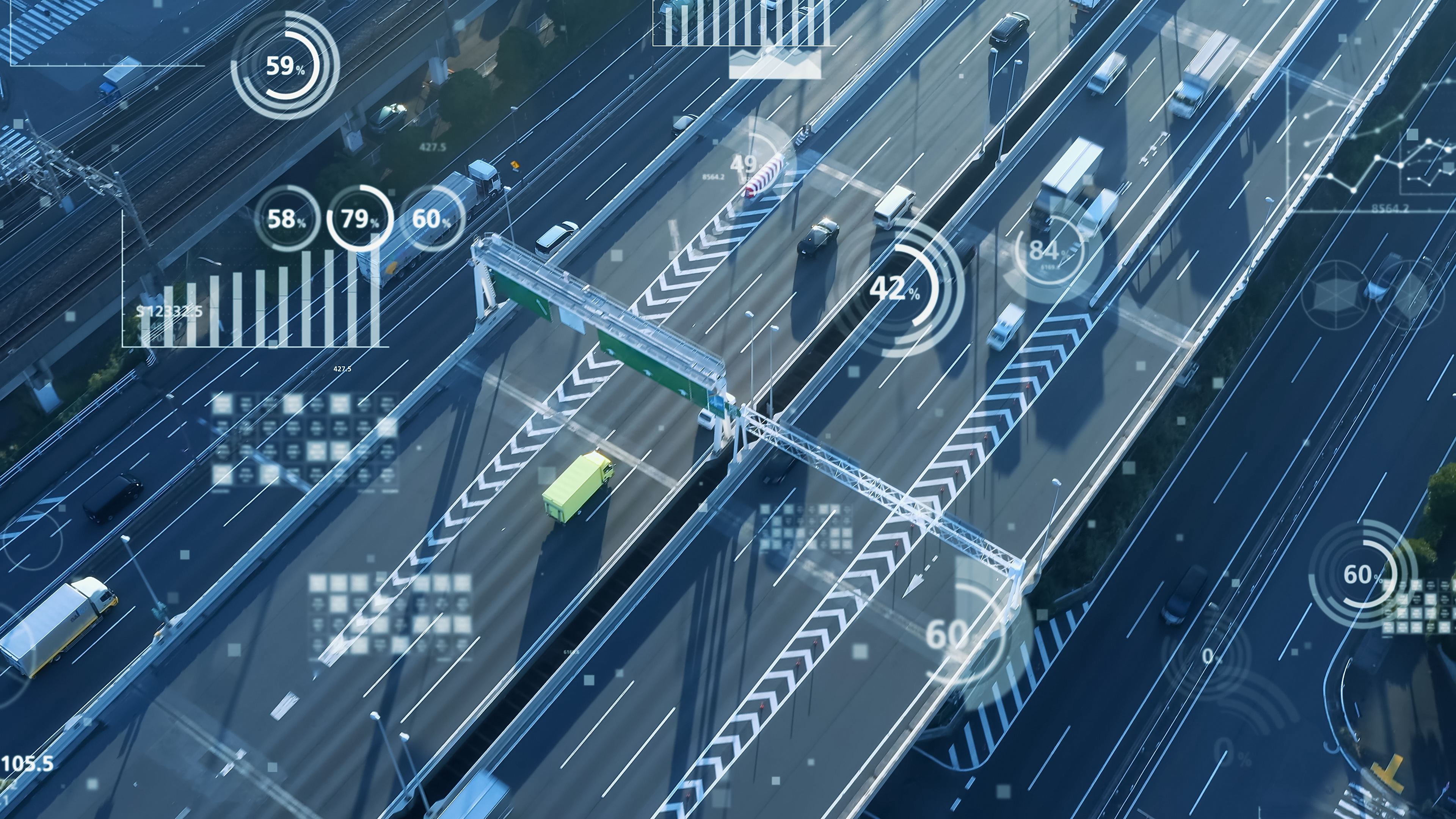 Luftaufnahme einer Autobahn mit Fahrzeugen und digital eingeblendeten Daten, die intelligente Verkehrssysteme symbolisieren.